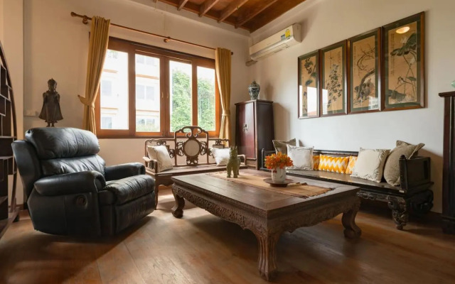 Artisan's Antique House - Silom