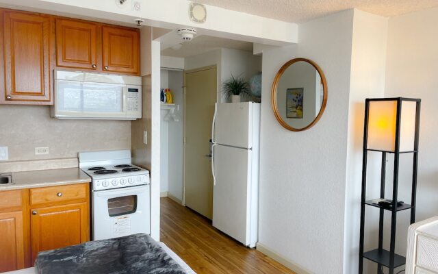 Bright Waikiki Studio Condo by RedAwning