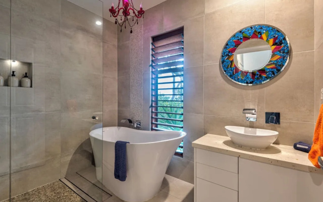 Heliconia 10 Newly Renovated House