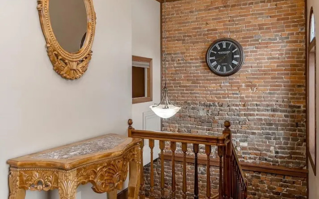 Luxurious Downtown Townhouse