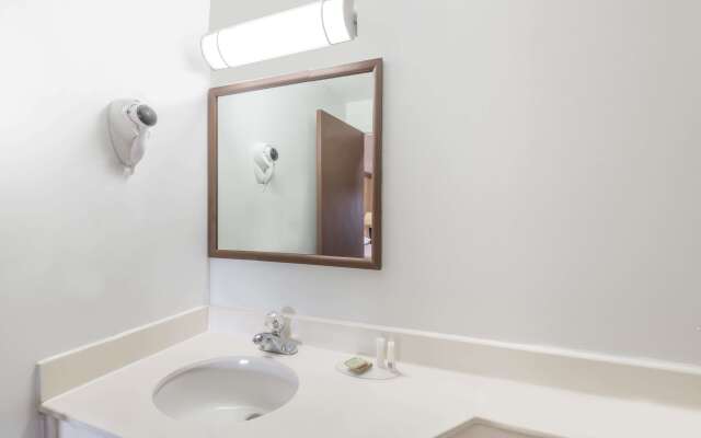 Super 8 by Wyndham Old Saybrook