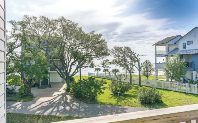 Seabrook Getaway w/ Balconies & Bay Views!