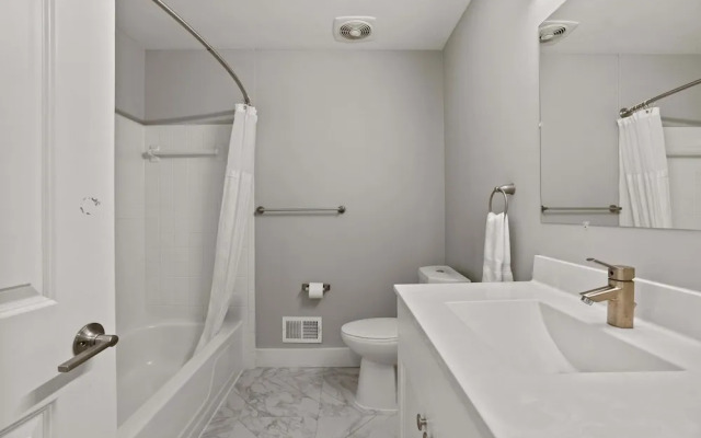 2BR 1BA Apartment With Great Amenities