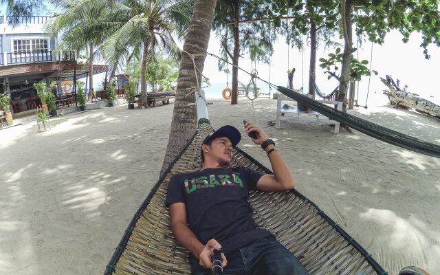 Tharadol Beach Resort