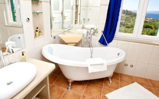 Adorable Villa With Swimming Pool and sea View