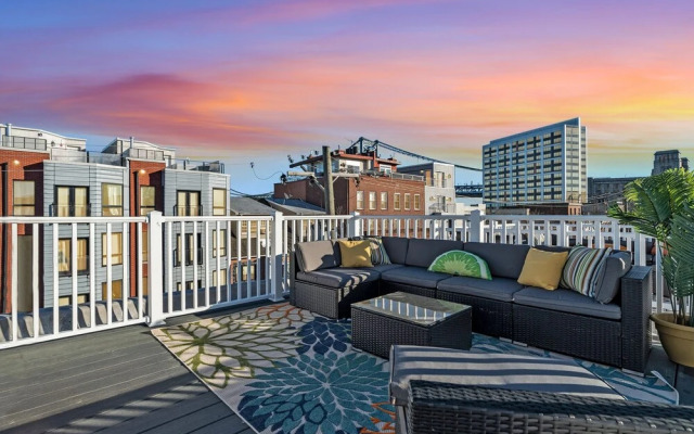 Prime City Condo Parking + Skyline Views