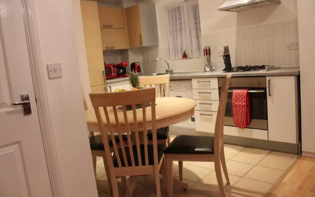 Impeccable Spacious 1-bed Apart in London Dagenham