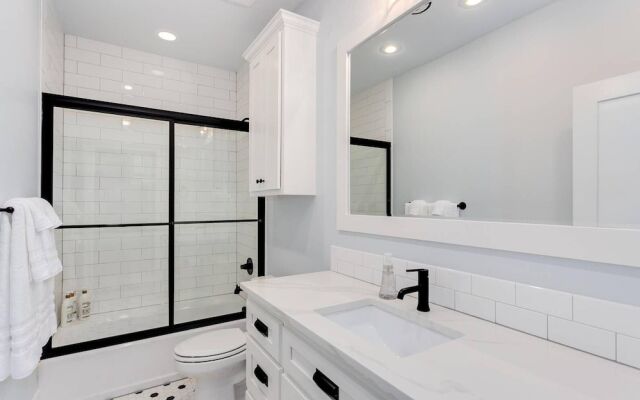 The Brownstone - 1 Block From Dtwn Square