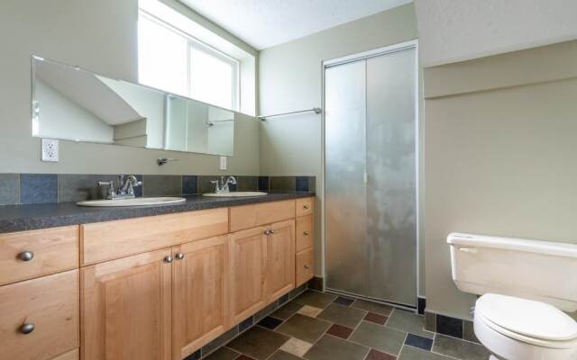 LUXURIOUS 5,500 sqft Home: 5 Br/5 Ba | PRIVATE Pool & Hot Tub | STEPS to Beach