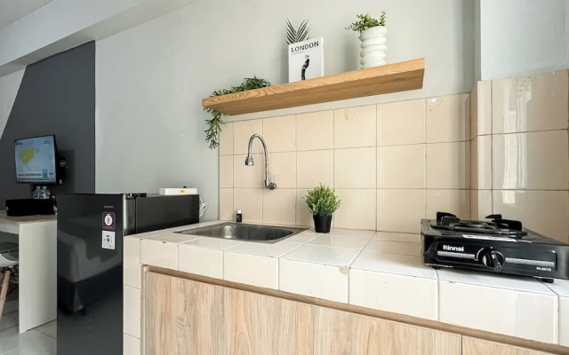 Basic Studio Room Apartment At Green Palm Residence