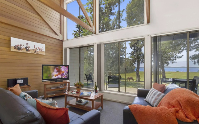 Waterfront Retreat At Wattle Point