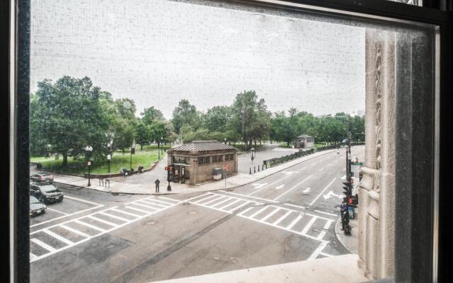 Beautiful Studio + Train | Theatre District | Evonify