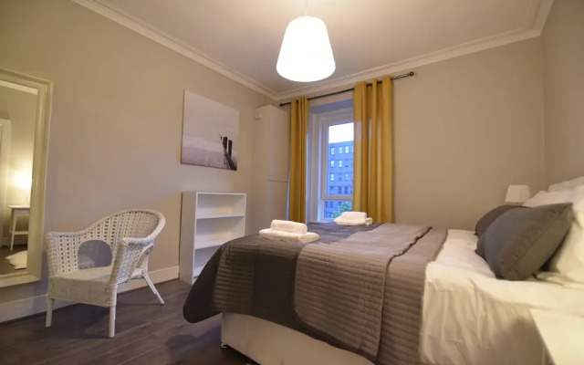 First - Meadowbank House Apartment