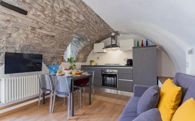 Pozzo Vertical Apartment With Garden and Parking