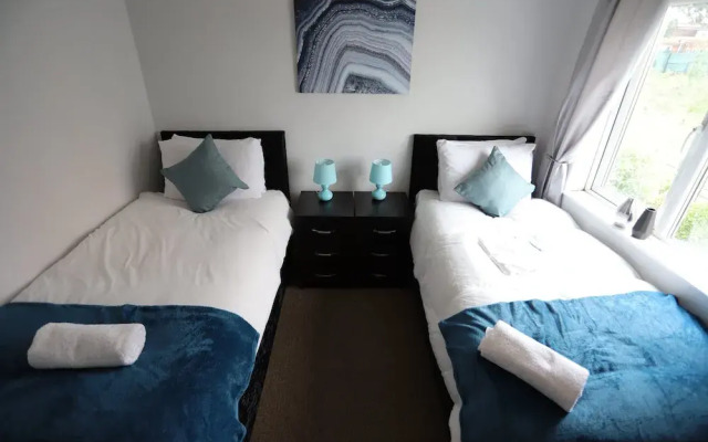 EasyTravel NEC Airport 3 Beds House