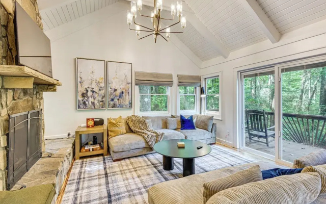 Newly Renovated: Pet-friendly Sapphire Retreat!