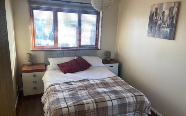 Cozy Two Bedroom Apartment Located in Gravesend