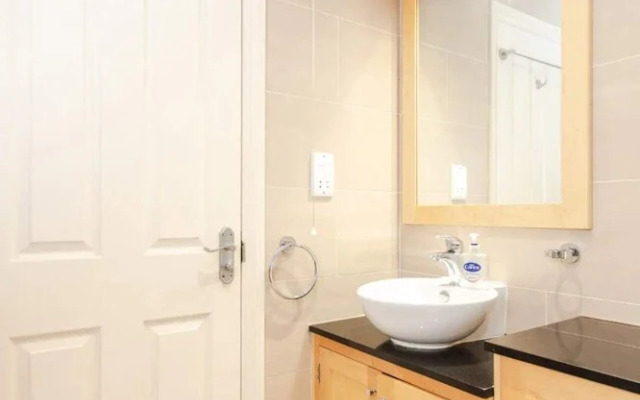 Homely 2 Bedroom Flat Near Embankment Station