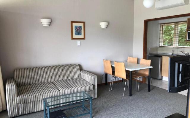 Teal Motor Lodge