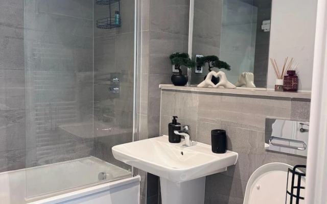 City Centre - 2-bed High Rise Apartment - Sleeps 4