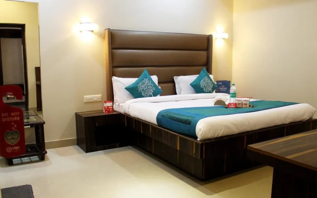 OYO 1884 Hotel Heera Continental