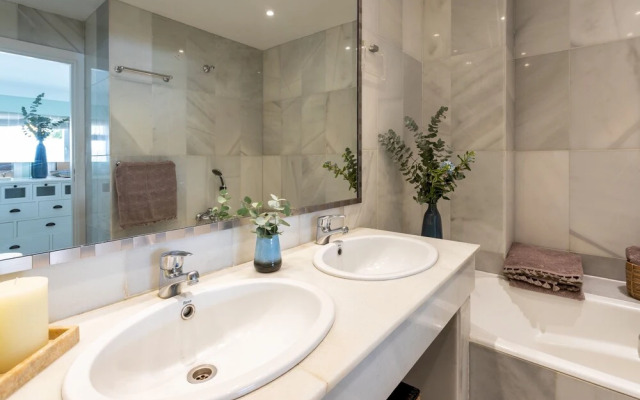 3BD Exclusive Apartment in Guadalmina Beach, Parque del sol