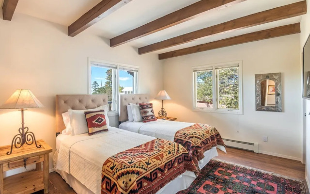 Encantada - Spacious and Luxurious Home, Walk to The Plaza
