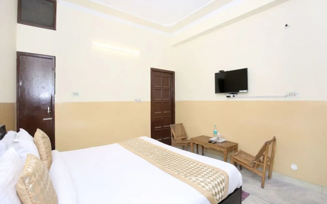 OYO 13140 Mayur palace