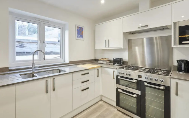 Host Stay Harrow Bothy