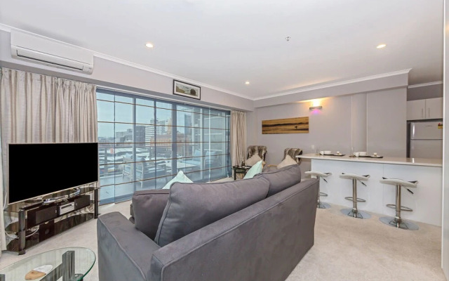 1BR Sub-Penthouse - Panoramic Views