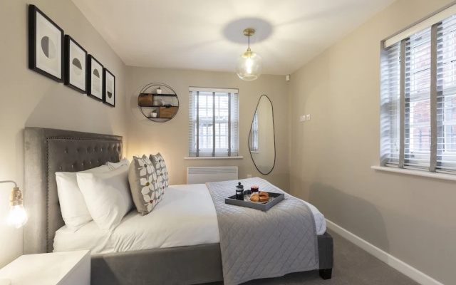Elliot Oliver - 2 Bedroom Garden Apartment With Parking