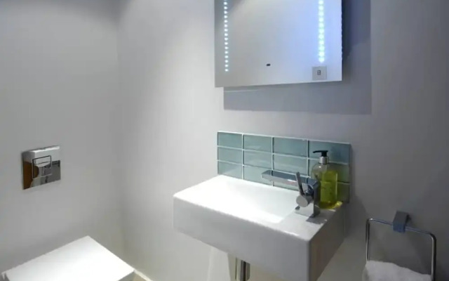 The Oars - Riverfront Property - From 300 Per Night