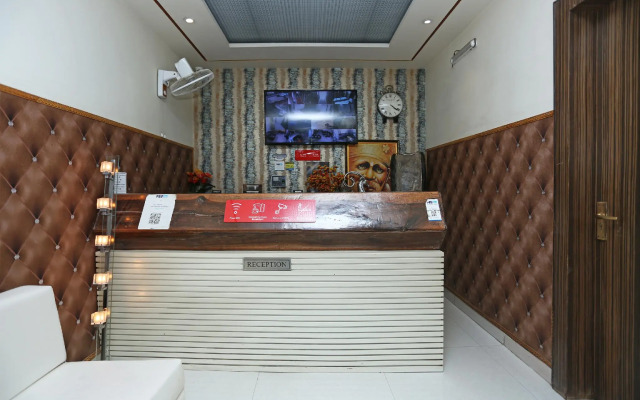 OYO 8183 Hotel Sandal Wood