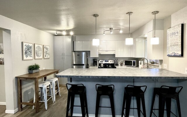 Caviar Suite, Moody Retreat by Old Town Square