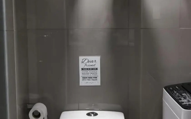 1BR balcony fast Internet Netflix in Makati Manila Air Residences