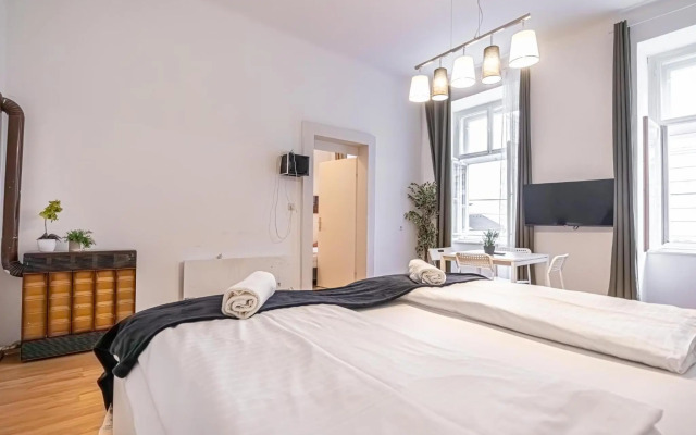 Comfortable 2BR Apt. Central and Well Connected