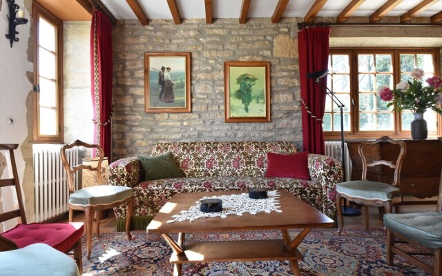 Modern Holiday Home in Vault-de-Lugny with Meadow View