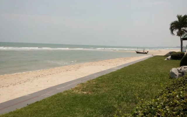 Cha-Am Grand Condotel by Frank