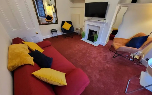 Cozy Fulham Retreat With Private Entrance & Hot Tub