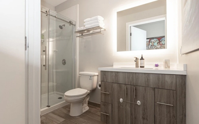 204 Stylish King Bed Suite