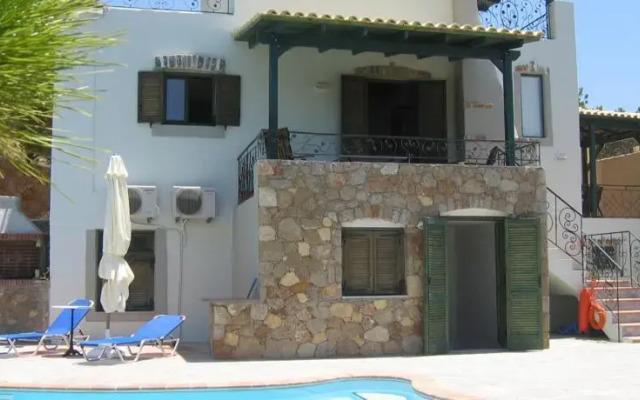Lyronda Villa