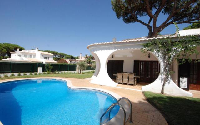 Charming 3-bed Villa With Pool in Olhos de Agua