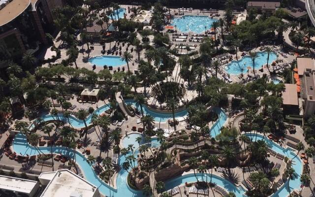 Lucky Gem Penthouse Suites at Signature