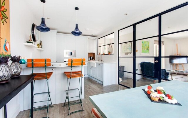 Quirky 2BR flat with terrace, near Shoreditch!