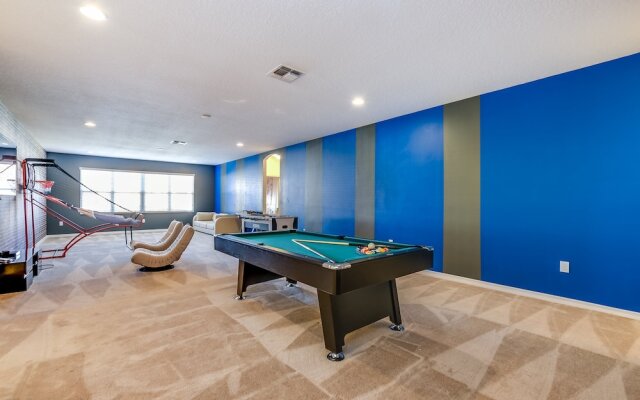 14 Bdrm 11 BA Sleeps 30