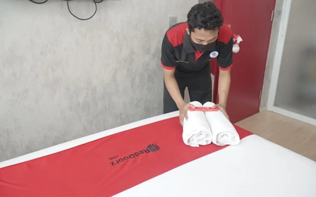 RedDoorz near GOR Satria 3