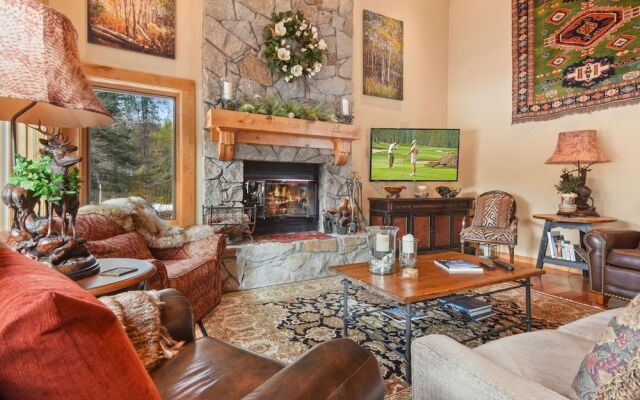 Wulf's Lodge at Olympic Valley Unwind in Hot Tub!