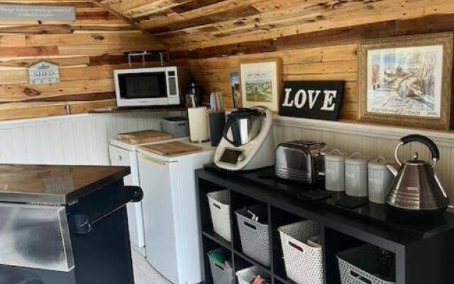 The Shed . A cosy, peaceful, 96% recycled, chalet.