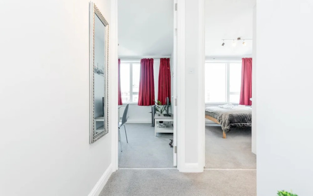 Stylish Riverview Apt with Roof Terrace