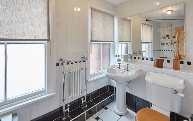 Host Stay Emerald Residence